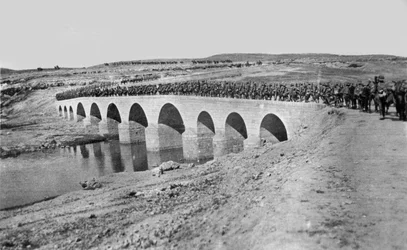 Tropper krydser en bro, 1917